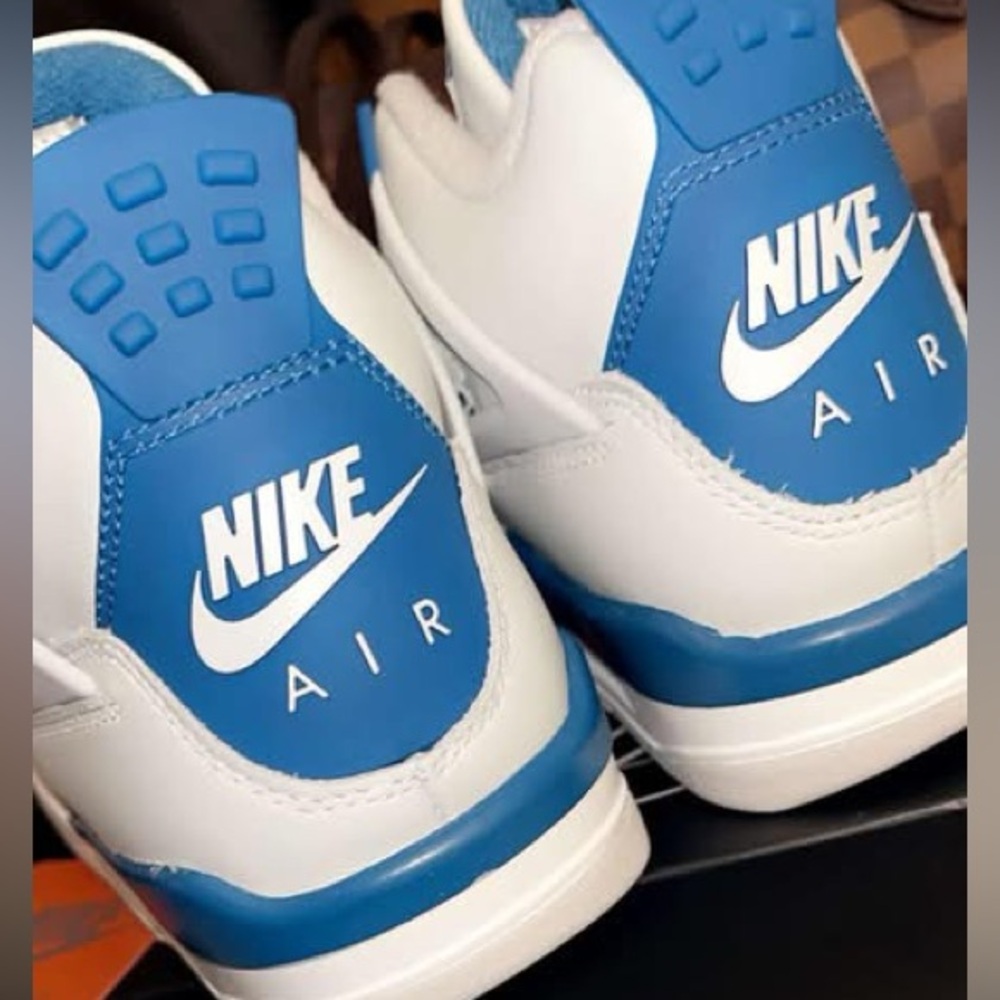 Jordan Military Blue 4s DS
Never worn 
Size 6Y